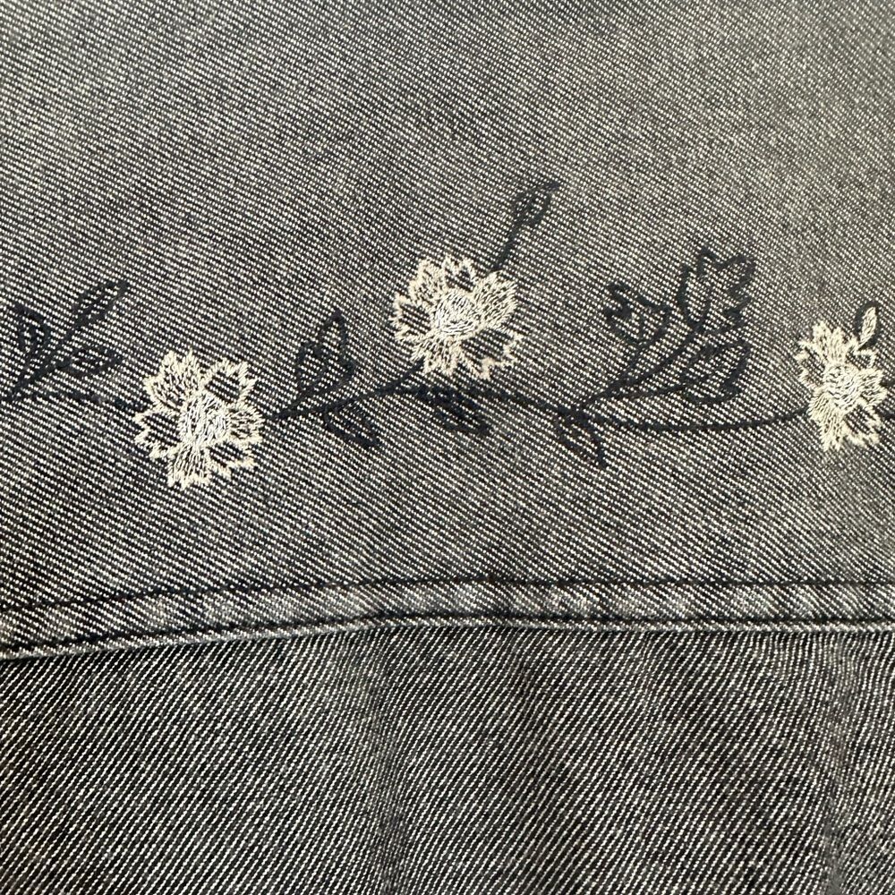 Liz Claiborne BLACK 1990s DISTRESSED EMBROIDERED FLORAL DENIM JACKET, Small - Picture 5 of 10